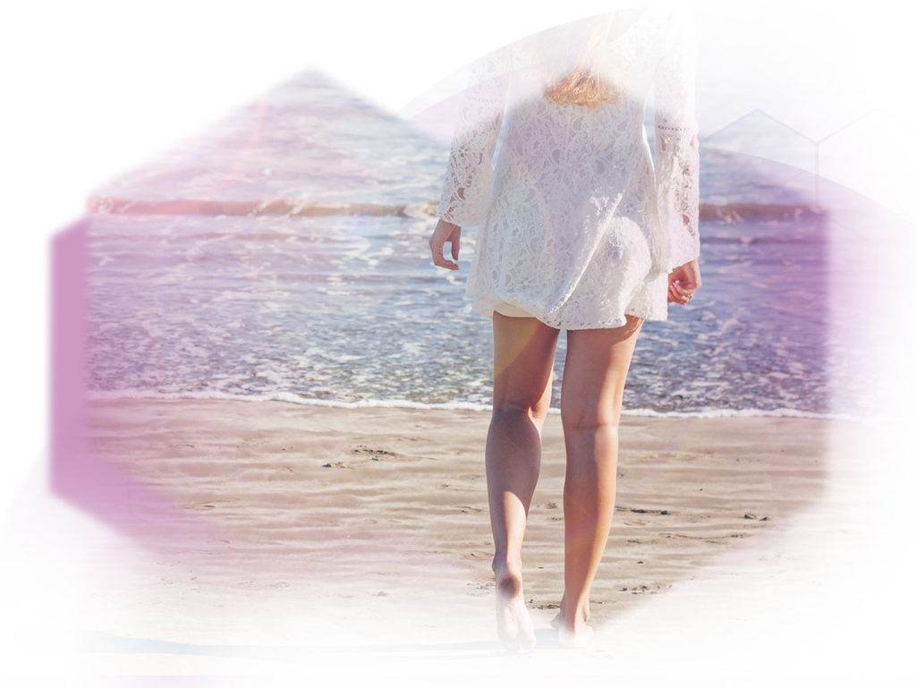 Foto Frau geht am Strand spazieren glatte Beine