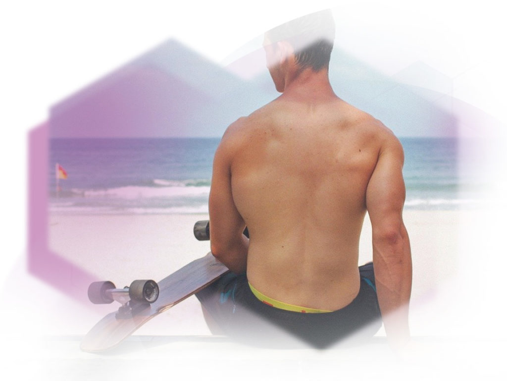 Glatter Rücken eines Mannes am Strand mit einem Skateboard